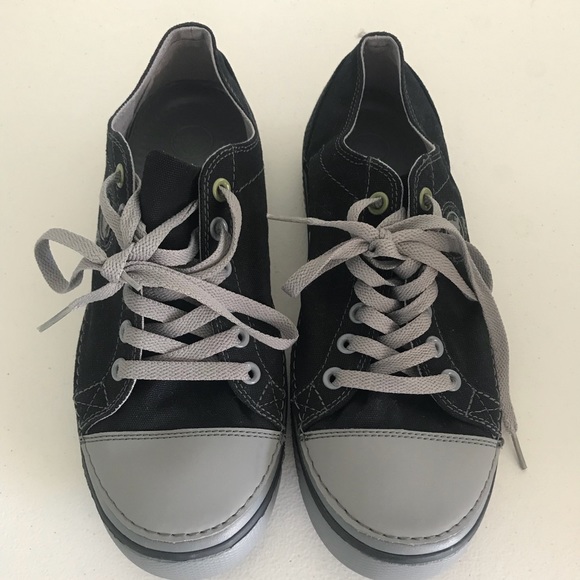 crocs men's canvas shoes